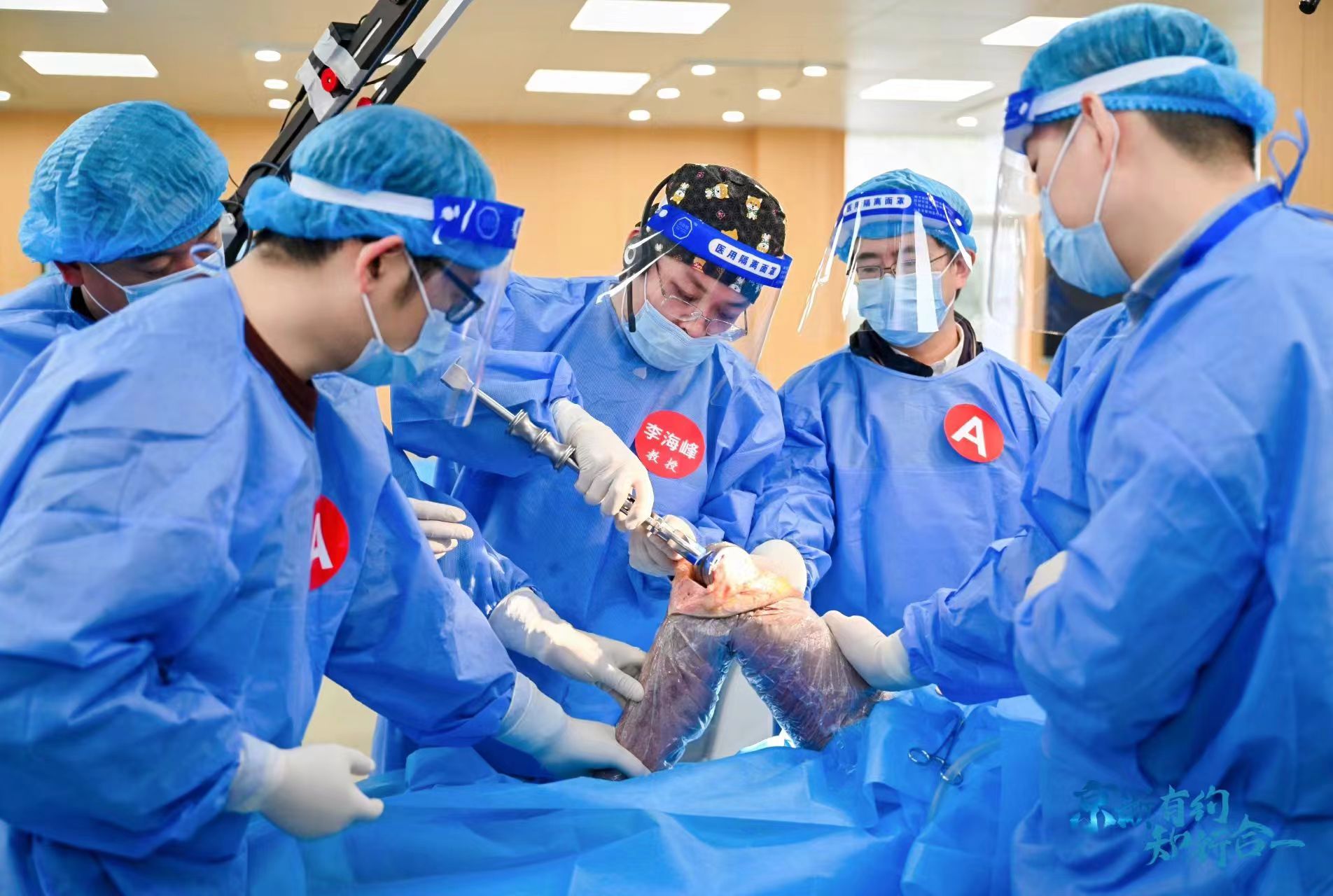 锟铻机器人助力骨科新手术技术规范化实操培训