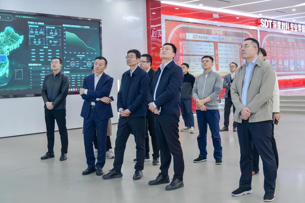 新疆生产建设兵团第十二师莅临深度数科集团参观调研