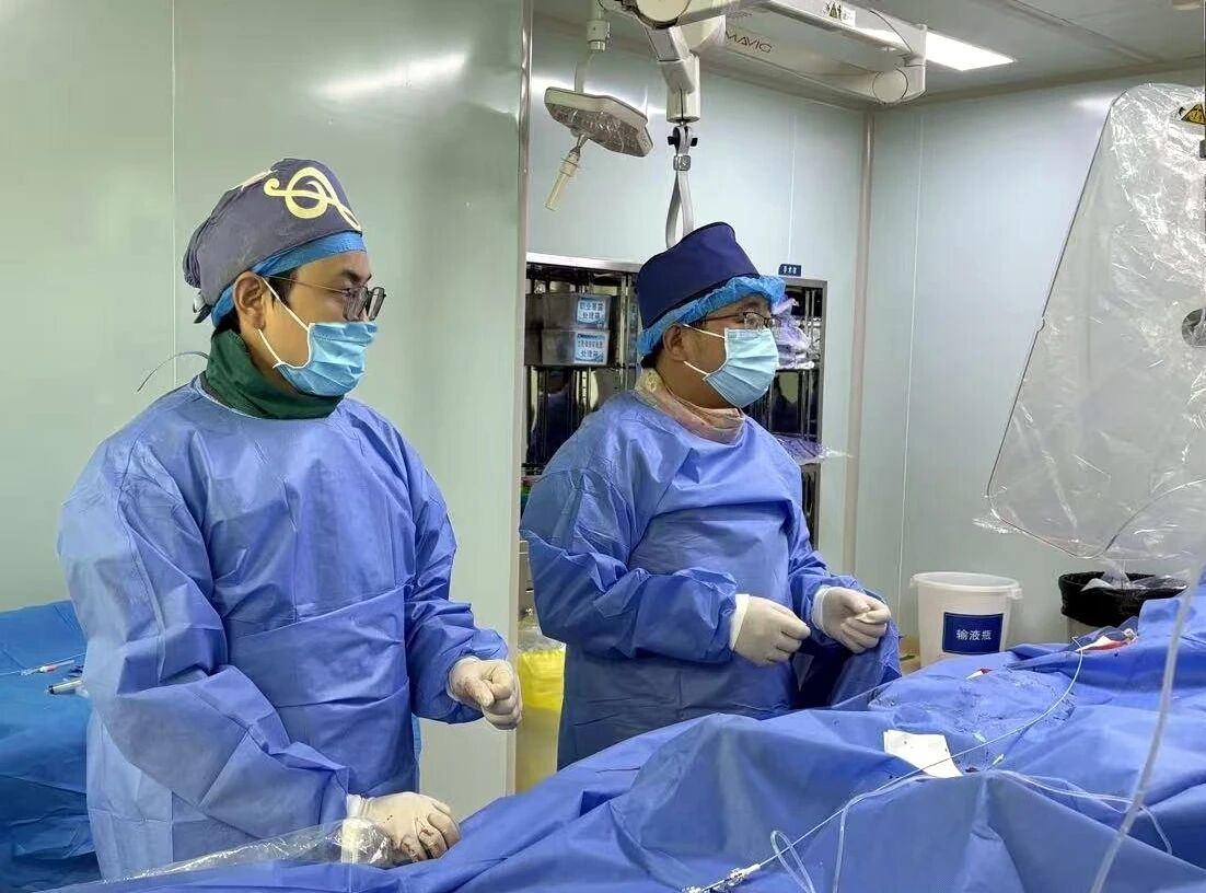 35歲男子突發(fā)兇險腦梗 呼吸機上緊急手術(shù)搶回生命