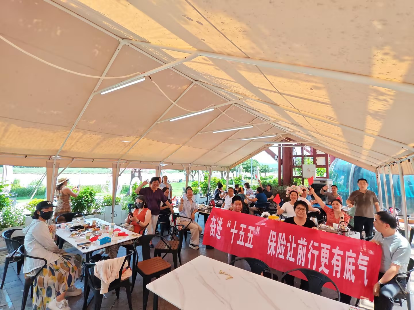 阳光人寿泉州中支开展78全国保险公众宣传齐唱红歌快闪活动